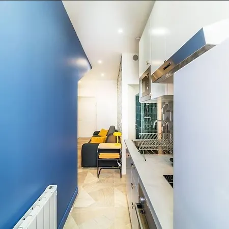 Magenta, & Moderne Apartment